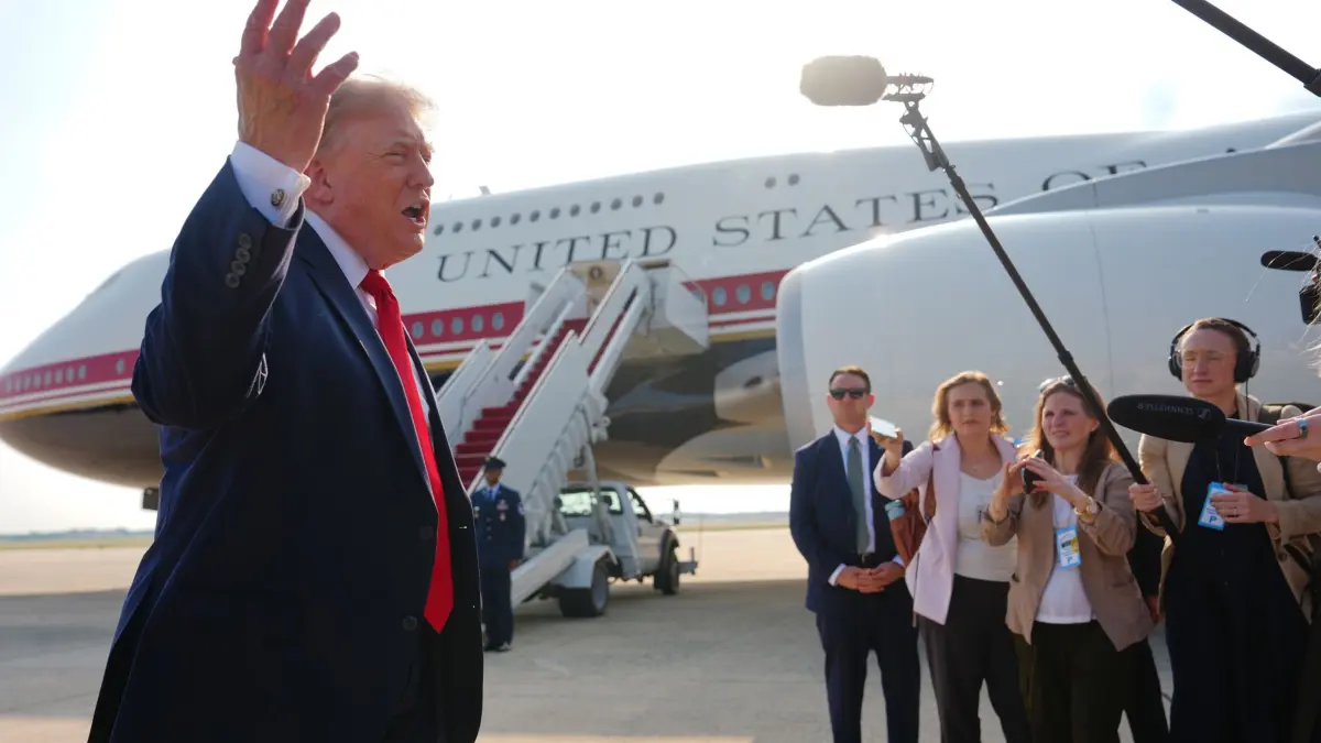 US-Präsident Trump: 01.07.2026, USA, Joint Base Andrews: Präsident Donald Trump spricht auf der Joint Base Andrews in Maryland mit Reportern, bevor er an Bord der Air Force One geht. Foto: Julia Demaree Nikhinson/AP/dpa +++ dpa-Bildfunk +++