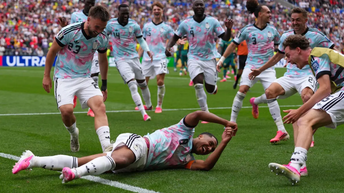 WM 2026 - Belgien - Senegal: 01.07.2026, USA, Seattle: Fußball, Männer, WM 2026, Belgien - Senegal, Finalrunde, Sechzehntelfinale, Seattle-Stadion. Der Belgier Youri Tielemans (unten) jubelt nach seinem Elfmeter zum 3:2. Foto: Manu Fernandez/AP/dpa +++ dpa-Bildfunk +++