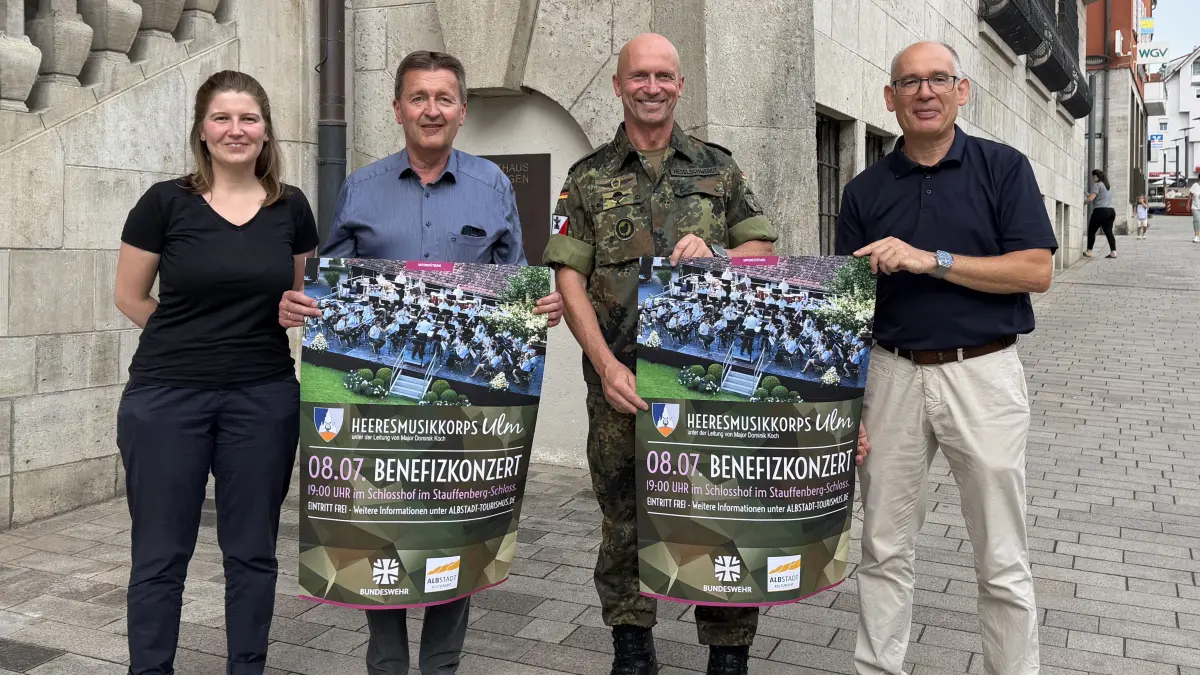 Prisca Hille vom Kulturamt, Oberbürgermeister Roland Tralmer, Oberst Andreas eselschwerdt und Kulturamtsleiter Martin Roscher (von links) freuen sich schon auf das diesjährige Konzert des Bundeswehr Heeresmusikkorps Ulm in Lautlingen.