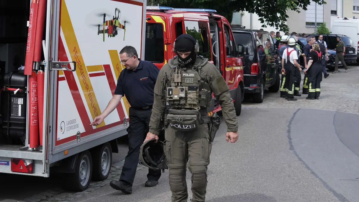 Kleiningersheim Kreis Ludwigsburg kein normaler Dachtuhlbrand, Grosseinsatz mit ueber 100 Polizei Beamten, Grosseinsatz bei der Feuerwehr und des SEK. 150 Bewohner der kleinen Gemeinde wurden Evakuiert. Kiliometer weitere Sperrungen sogar in Pleidelsheim. Foto Andreas Rosar Fotoagentur-Stuttgart 01.07.2026