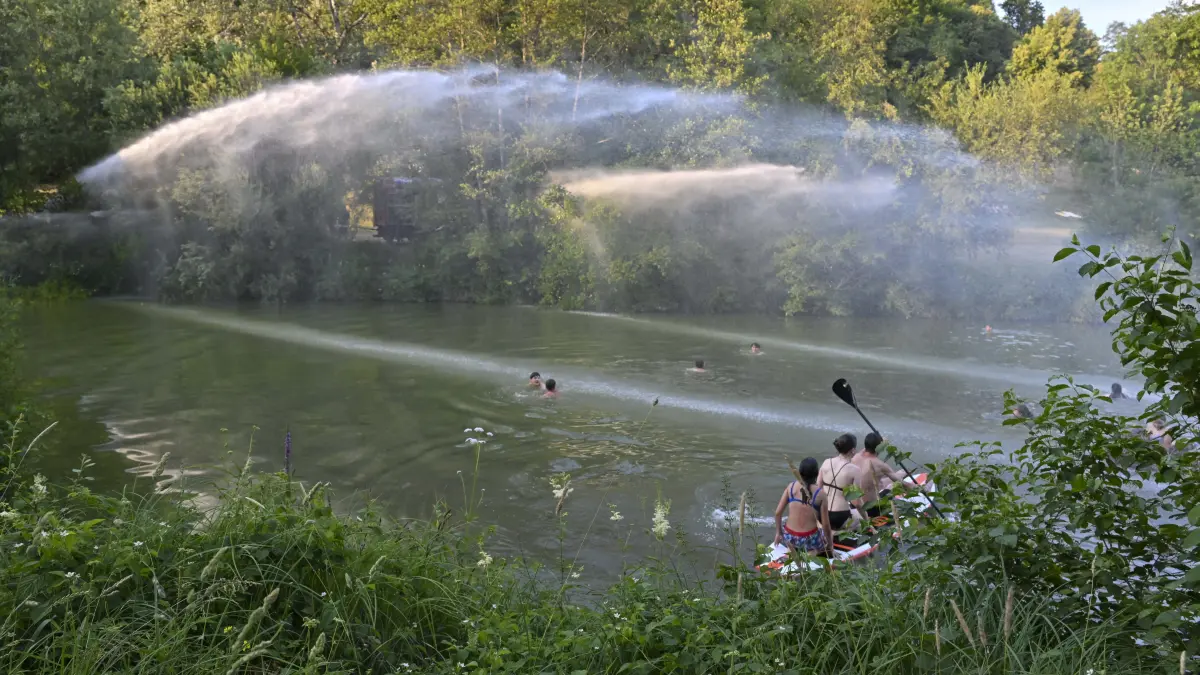 Fontänen am Diebach-Stausee: Um bei solchen Hitzewellen die Wasserqualität zu erhalten, pumpt die Feuerwehr Wasser in die Höhe, wo es sich mit Sauerstoff anreichert und als wässriger Nebelwieder zurück in den See gelangt. Die Badegäste und Paddler freut's.