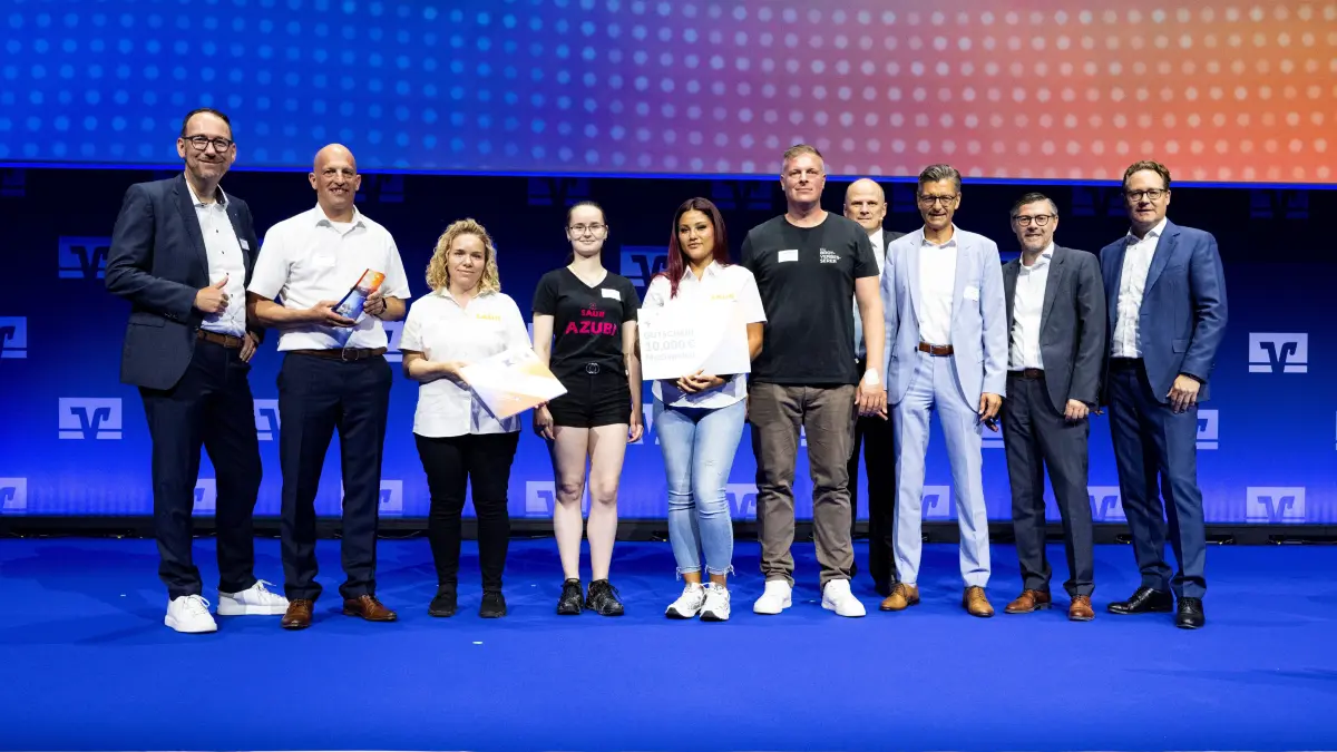 Geschäftsführer Matthias Saur (Zweiter von links) und Geschäftsführer Alexander Saur (Sechster von links), BWGV-Präsident Dr. Ulrich Theileis (daneben) und BWGV-Vorstandsmitglied Carsten Eisele (ganz rechts).