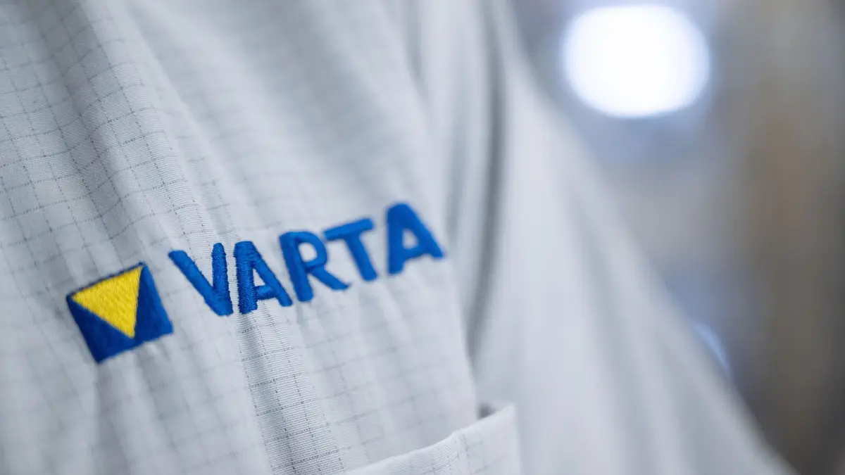 Varta AG: ARCHIV - 20.02.2025, Baden-Württemberg, Ellwangen: Das Varta Logo ist in der Batteriefertigung der Varta AG auf der Jacke eines Mitarbeiters zu sehen. (zu dpa: «Bafin: Geldbußen gegen Batteriehersteller Varta festgesetzt») Foto: Marijan Murat/dpa +++ dpa-Bildfunk +++