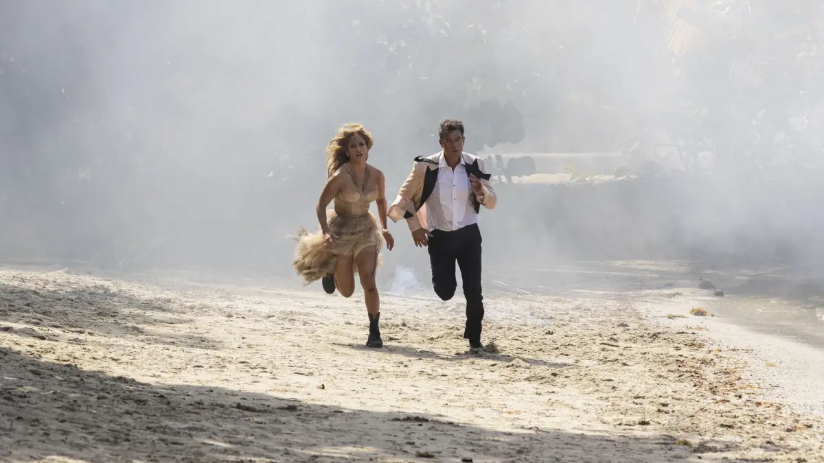Auf der Flucht vor Piraten: Darcy (Jennifer Lopez), die Braut, und Tom (Josh Duhamel), noch nicht der Ehemann.