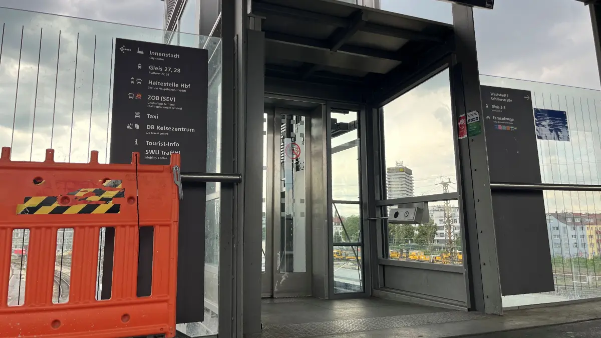 Die Absperrung wurde beiseite gestellt, die gesperrten Aufzüge funktionieren wieder.