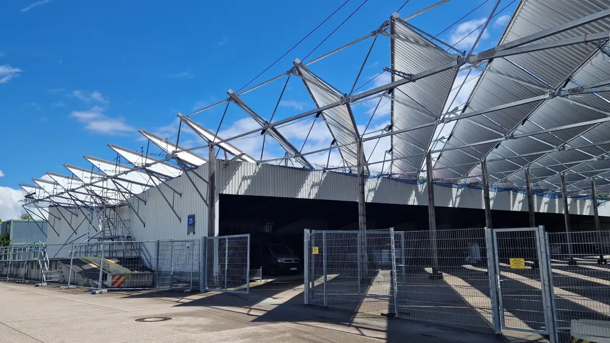 Vor dem Abbruch der restlichen Technik: Die Solarthermieanlage auf dem Horber Hohenberg, deren Demontage ab diesem Juli in die nächste Phase geht.