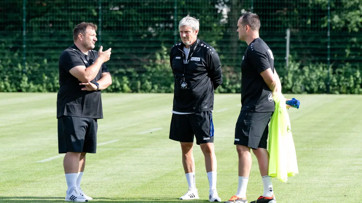 TSG Balingen Fussball, Trainingsauftakt, Fussball, Oberliga Wuerttemberg, Saison 2026/2027, 01.07.2026,: Das Ttrainerteam, v.l.: Bjoern Winter (TSG Balingen, Teammanager), Fabian Fecker, (TSG Balingen, Co trainer), Michael Schilling, (TSG Balingen, Trainer),
TSG Balingen Fussball, Trainingsauftakt, Fussball, Oberliga Wuerttemberg, Saison 2026/2027, 01.07.2026,
Eibner-Pressefoto/Andreas Ulmer