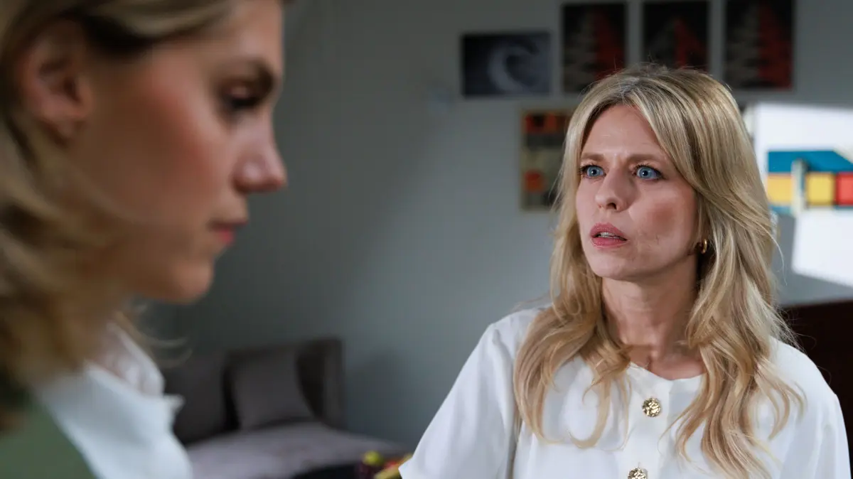 Stella (Bettine Langehein, l.) findet heraus, warum sie ihren Job verloren hat und gerät mit ihrer Mutter Patrizia (Miriam Lahnstein) in einen folgenschweren Streit.
