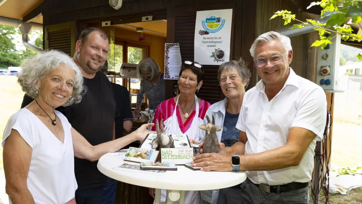 Gudrun Lamparter mit Fairtrade-Produkten auf dem Marktcafé in Bad Ditzenbach