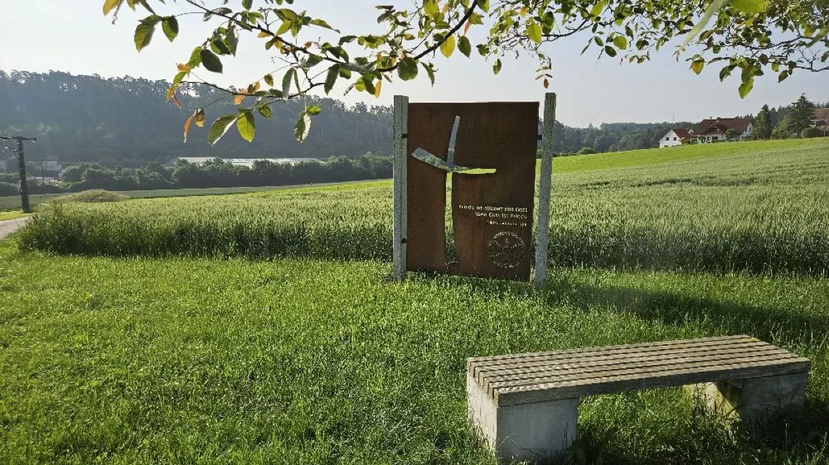 Bruder-Klaus-Kreuz der Familie Schäfer in Grünmettstetten; Bruder-Klaus-Weg