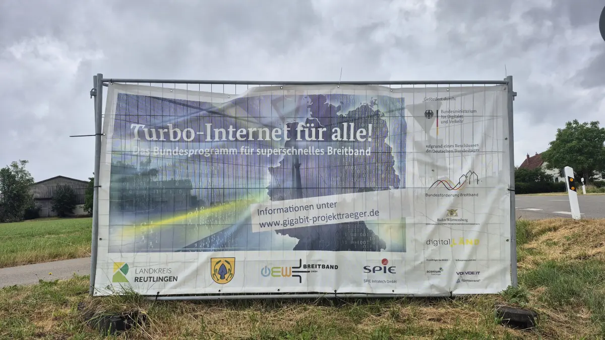 „Turbo-Internet für alle!“ – Diese Banner wie hier in Grabenstetten sind derzeit vielerorts zu sehen.