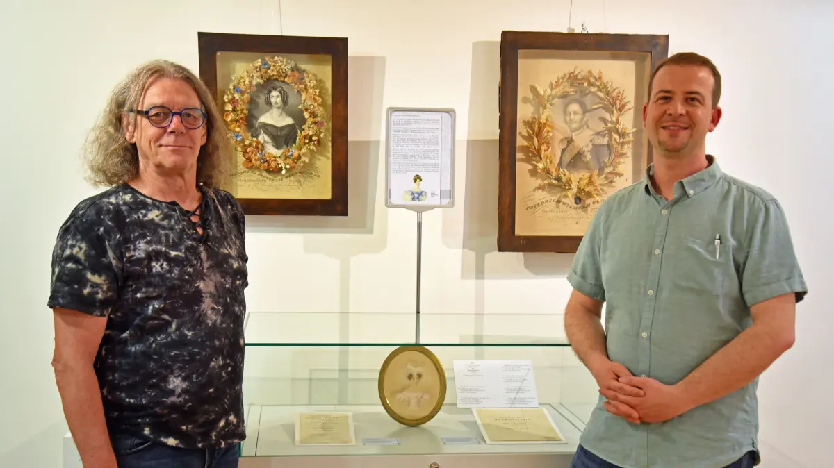 Die Redner des Abends: Bürgermeister-Stellvertreter Jürgen Fischer (links) und Museumsleiter David Hendel vor den Darstellungen des letzten Fürstenpaares von Hohenzollern-Hechingen.