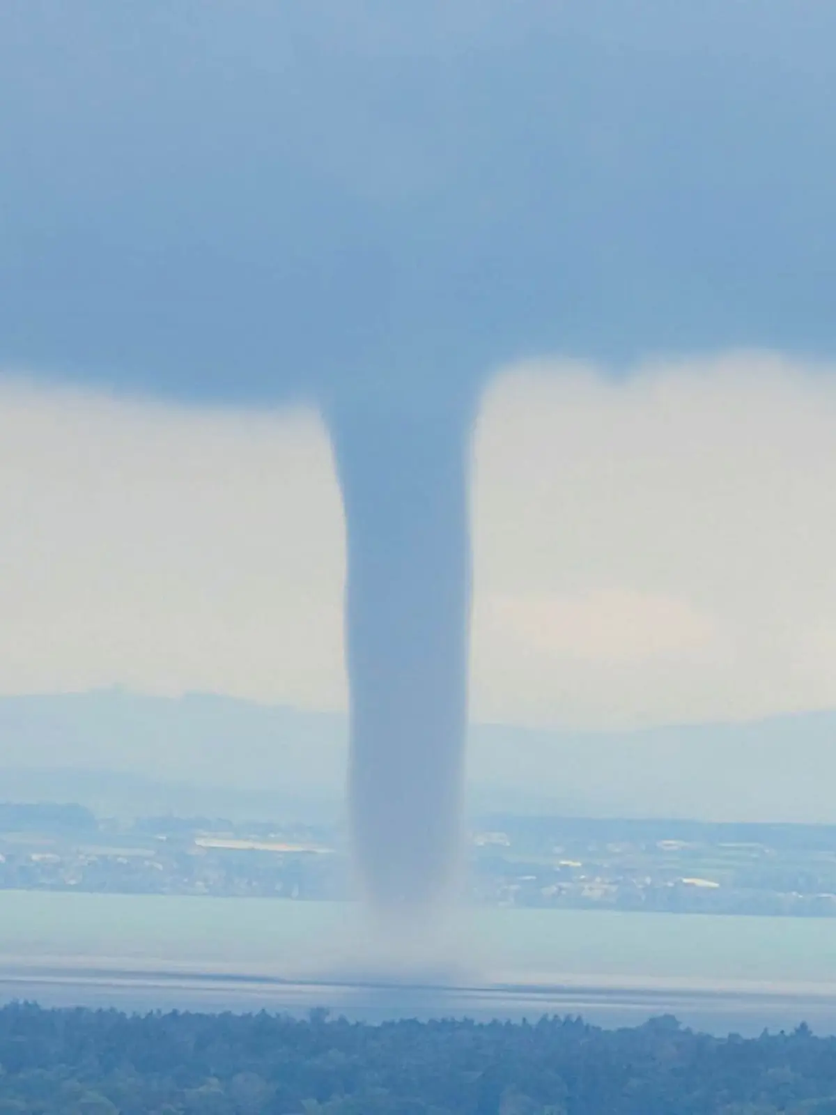 Ein Tornado ist am Mittwochmittag vor Friedrichshafen über den Bodensee gezogen.