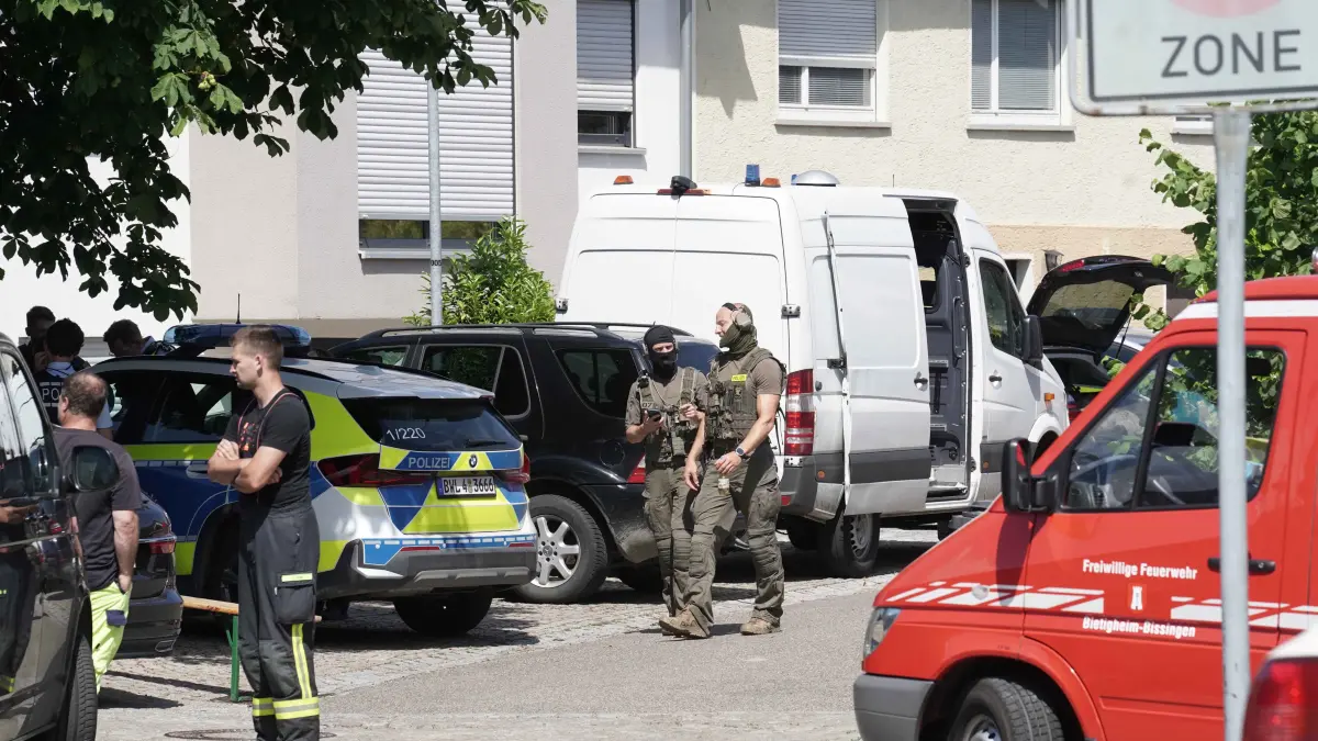 Am Abend wurde eine Person aus dem Haus gebracht und offenbar festgenommen.
