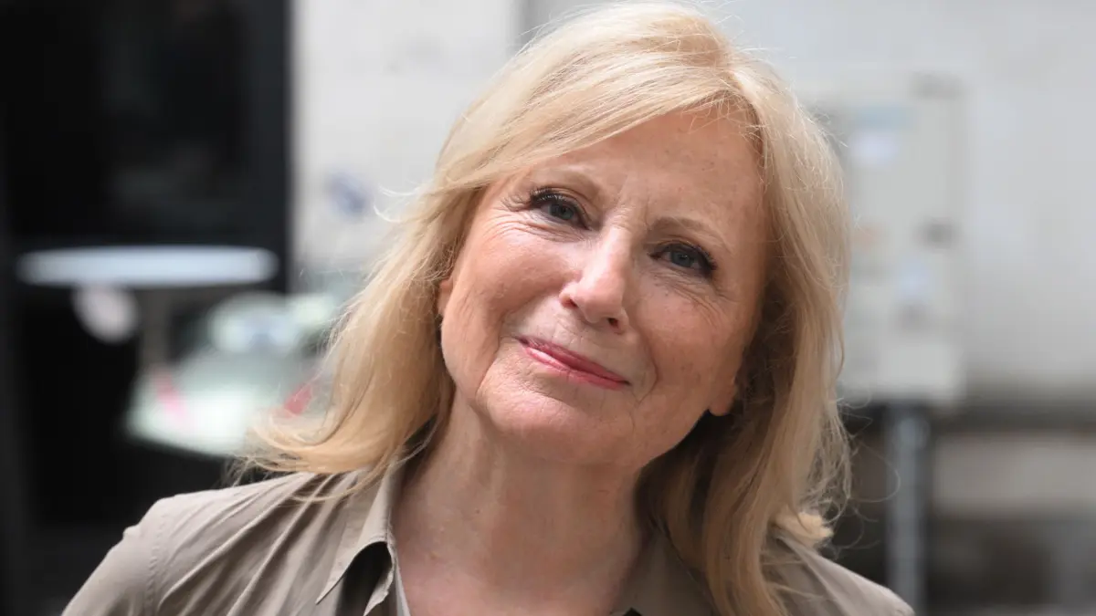 Fortsetzung Filmfest München: 01.07.2026, Bayern, München: Maren Kroymann steht bei der Premiere des Dokumentarfilms «Was haben wir gelacht!» über das Frauenbild in der deutschen Comedy in den 1990er und frühen 2000er Jahren vor dem Bläuen Teppich vor dem Gloria Palast. Foto: Felix Hörhager/dpa +++ dpa-Bildfunk +++