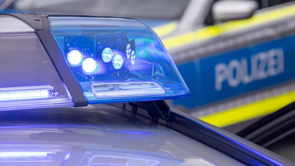 Polizei: ARCHIV - 04.08.2021, Bayern, Nürnberg: Ein Blaulicht auf dem Dach eines Polizeifahrzeugs. (zu dpa: «Unfall mit Milchlaster auf der A8») Foto: Daniel Karmann/dpa +++ dpa-Bildfunk +++