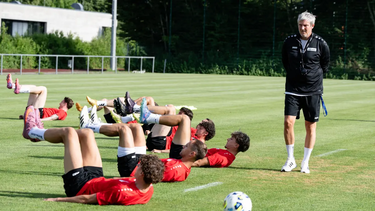 TSG Balingen Fussball, Trainingsauftakt, Fussball, Oberliga Wuerttemberg, Saison 2026/2027, 01.07.2026,: Michael Schilling, (TSG Balingen, Trainer) beobachtet die Ausfuehrung der besprochenen Uebungen
TSG Balingen Fussball, Trainingsauftakt, Fussball, Oberliga Wuerttemberg, Saison 2026/2027, 01.07.2026,
Eibner-Pressefoto/Andreas Ulmer