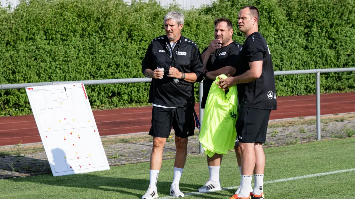 TSG Balingen Fussball, Trainingsauftakt, Fussball, Oberliga Wuerttemberg, Saison 2026/2027, 01.07.2026,: das Trainergepann mit v.l._ Michael Schilling, (TSG Balingen, Trainer), Bjoern Winter (TSG Balingen, Teammanager), Fabian Fecker, (TSG Balingen, Co Trainer),
TSG Balingen Fussball, Trainingsauftakt, Fussball, Oberliga Wuerttemberg, Saison 2026/2027, 01.07.2026,
Eibner-Pressefoto/Andreas Ulmer