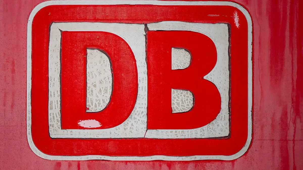 Deutsche Bahn: ARCHIV - 12.03.2024, Bayern, München: Das Logo der Deutschen Bahn (DB) klebt an einem Zug des Unternehmens. (zu dpa: «Illertalbahn soll Mitte der 2030er Jahre elektrisch fahren») Foto: Peter Kneffel/dpa +++ dpa-Bildfunk +++