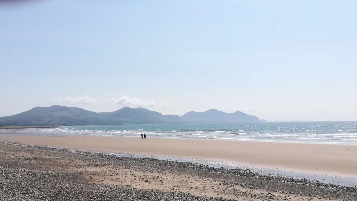 Dinas Dinlle Strand Nord/West Wales - Dinas Dinlle ist ein beliebter, leicht zugänglicher Strand. Bei gutem Wetter reicht der Blick bis zur Halbinsel Llŷn.