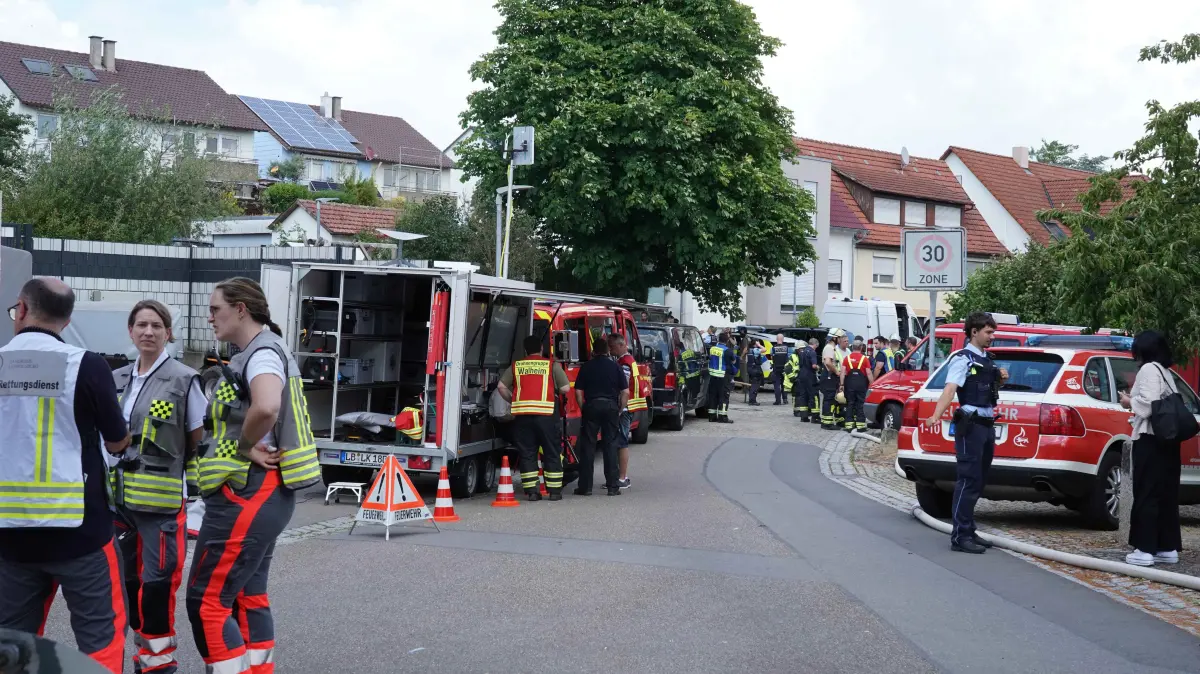 Das Gebiet wurde weiträumig abgesperrt, über 150 Anwohnerinnen und Anwohner wurden evakuiert.