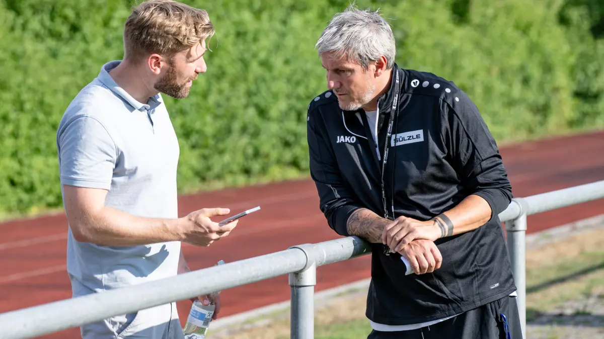 TSG Balingen Fussball, Trainingsauftakt, Fussball, Oberliga Wuerttemberg, Saison 2026/2027, 01.07.2026,: Jonathan Annel, (TSG Balingen, Geschaeftsfuehrer), links mit Michael Schilling, (TSG Balingen, Trainer),
TSG Balingen Fussball, Trainingsauftakt, Fussball, Oberliga Wuerttemberg, Saison 2026/2027, 01.07.2026,
Eibner-Pressefoto/Andreas Ulmer