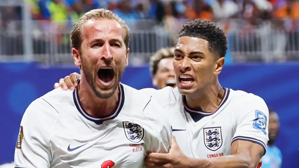 WM 2026 - England - DR Kongo: 01.07.2026, USA, Atlanta: Fußball, Männer, WM 2026, England - DR Kongo, Finalrunde, Sechzehntelfinale, Atlanta-Stadion. Der Engländer Harry Kane (l) jubelt nach seinem Tor zum 1:1 mit Jude Bellingham. Foto: Butch Dill/AP/dpa +++ dpa-Bildfunk +++