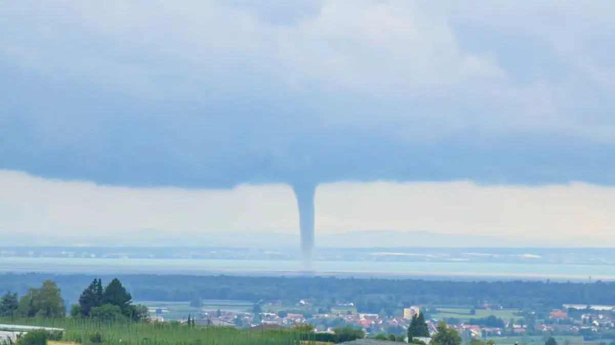 Ein Tornado ist am Mittwochmittag vor Friedrichshafen über den Bodensee gezogen.