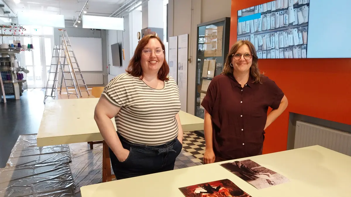 Die Vorbereitungen für den Jubiläumssonntag laufen im Maschenmuseum auf Hochtouren: Carina Rosenlehner (links), Mitarbeiterin für Bildung und Vermittlung in den städtischen Museen, und Museumsleiterin Julia Brockmann hoffen auf zahlreiche Besucher.