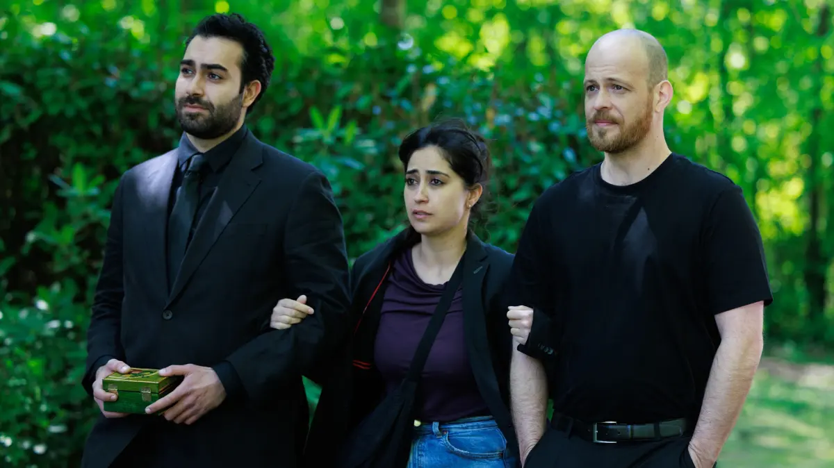 Esma (Özge Delioglan) findet durch Tobias' (Patrick Müller, r.) und Baris' (Metehan Demiröz) Rückhalt die Kraft für Nurays Beisetzung.