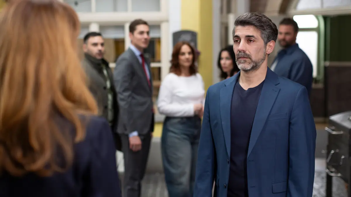 Die Nachbarn (v.l.) Dana (Viola Wedekind), Easy (Lars Steinhöfel), Ringo (Timothy Boldt), Anna (Marie Zielcke), Sina (Valea Scalabrino), Bambi (Ben Heinrich) und Ferhat (Harun Yildirim) sind in traurigem Gedenken vereint.