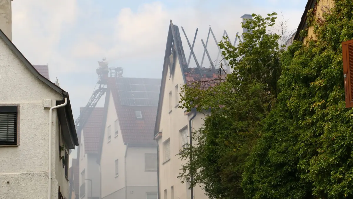 Brand in Ingersheim: 01.07.2026, Baden-Württemberg, Ingersheim: Einsatzkräfte der Feuerwehr sind beim Brand eines Wohnhauses im Einsatz. Die Polizei sprach von einem größeren Einsatz von Feuerwehr und Polizei, da aus Sicherheitsgründen auch umliegende Gebäude geräumt werden müssen. Foto: Karsten Schmalz/KS-Images/dpa +++ dpa-Bildfunk +++