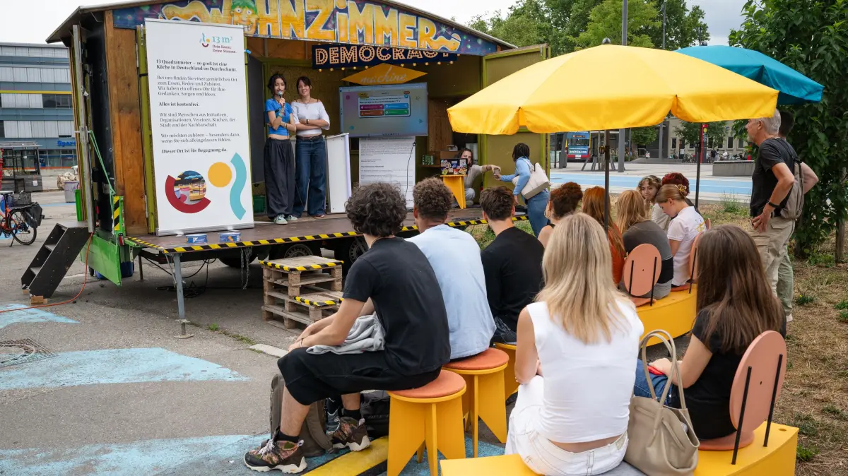 Schülerprojekt Tübokrat-O-Mat - Vorstellung der Quiz-App im Rahmen von 13 qm Politik auf dem Tübinger Europaplatz