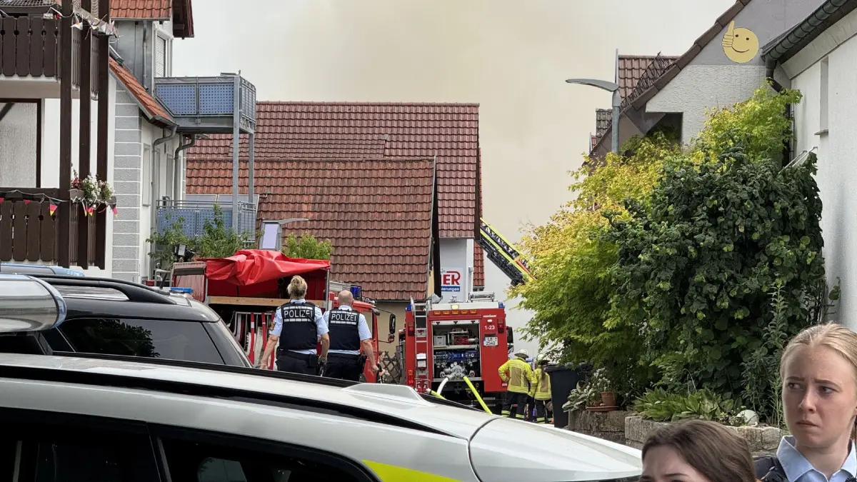 POL-LB: Ingersheim-Kleiningersheim: Dachstuhlbrand in der Hauptstrasse - Erstmeldung: POL-LB: Ingersheim-Kleiningersheim: Dachstuhlbrand in der Hauptstrasse - Erstmeldung<br /><br />
<br /><br />
Ludwigsburg (ots)<br /><br />
<br /><br />
Seit etwa 12:00 Uhr (01.07.2026) brennt der Dachstuhl eines Wohnhauses in der Hauptstrasse in Kleiningersheim. Derzeit laeuft ein grosser Einsatz von Feuerwehr und Polizei, da aus Sicherheitsgruenden auch umliegende Gebaeude geraeumt werden muessen. Informationen zur Brandentstehung oder ueber moegliche Verletzte liegen momentan nicht vor. Es wird gebeten, den Einsatzraum zu verlassen und den Anweisungen der Einsatzkraefte Folge zu leisten, um die Rettungsmassnahmen nicht zu erschweren. Es wird nachberichtet.