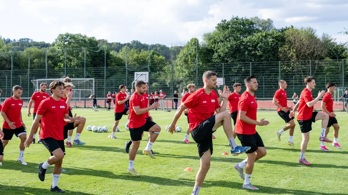 TSG Balingen Fussball, Trainingsauftakt, Fussball, Oberliga Wuerttemberg, Saison 2026/2027, 01.07.2026,: die Mannschaft kommt ins Schwitzen,
TSG Balingen Fussball, Trainingsauftakt, Fussball, Oberliga Wuerttemberg, Saison 2026/2027, 01.07.2026,
Eibner-Pressefoto/Andreas Ulmer