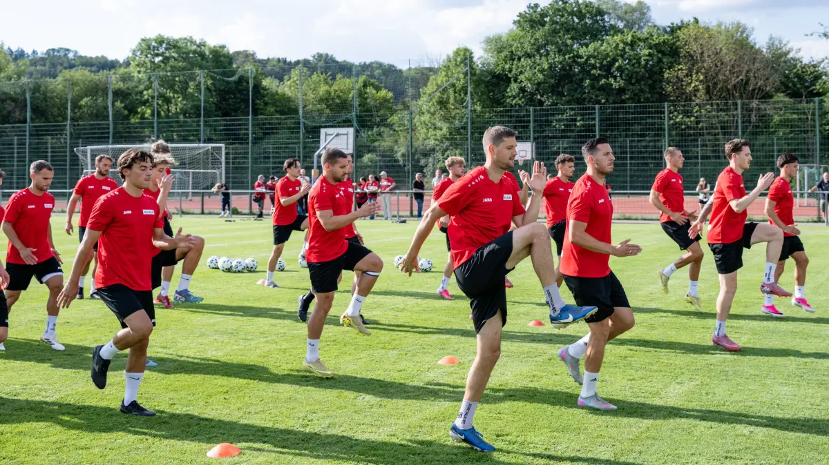 TSG Balingen Fussball, Trainingsauftakt, Fussball, Oberliga Wuerttemberg, Saison 2026/2027, 01.07.2026,: die Mannschaft kommt ins Schwitzen,
TSG Balingen Fussball, Trainingsauftakt, Fussball, Oberliga Wuerttemberg, Saison 2026/2027, 01.07.2026,
Eibner-Pressefoto/Andreas Ulmer