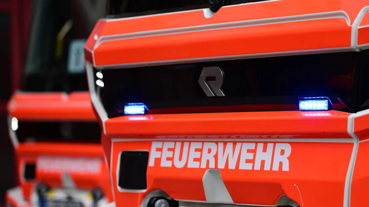 Feuerwehr: PRODUKTION - 11.06.2026, Baden-Württemberg, Stuttgart: Zwei Einsatzfahrzeuge der Feuerwehr stehen vor einer Feuerwache zum Einsatz bereit. (zu dpa: «84-Jähriger stürzt mit Krankenfahrstuhl in Baugrube») Foto: Bernd Weißbrod/dpa +++ dpa-Bildfunk +++