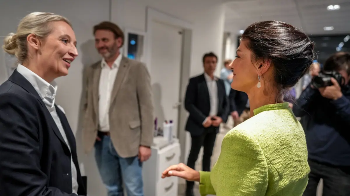 TV-Duell zwischen AfD-Chefin Weidel und BSW-Gründerin Wagenknecht: ARCHIV - 09.10.2024, Berlin: Alice Weidel (l), Partei- und Fraktionsvorsitzende der AfD, und Sahra Wagenknecht, Parteivorsitzende von BSW und Bundestagsabgeordnete, verabschieden sich nach dem TV-Duell bei dem Nachrichtensender Welt-TV. (zu dpa: «Weidel gibt BSW Korb für gemeinsame Wahlkampfauftritte») Foto: Kay Nietfeld/dpa +++ dpa-Bildfunk +++