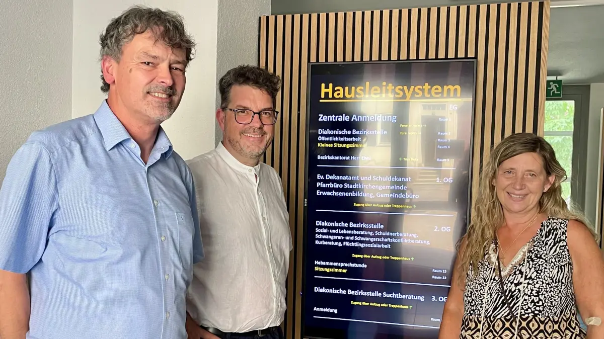 Sie machen gemeinsame Sache (v. links): Jürgen Würfel, Chef des Jobcenters Zollernalbkreis, Micha Haasis, Geschäftsführer der Diakonischen Bezirksstelle Balingen, und Patricia Seibert-Klöck, Leiterin des Kauf-Wasch-Cafés in Ebingen.
