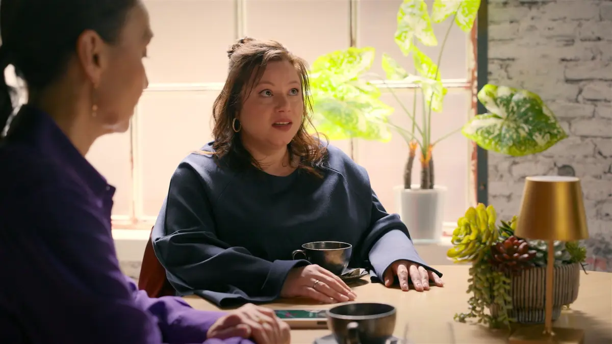Vanessa (Julia Augustin, r.) will auf einen möglichen Rosenkrieg vorbereitet sein. Sie und Simone (Tatjana Clasing) bitten Kilian Reichenbach (Marc Dumitru) um Hilfe.