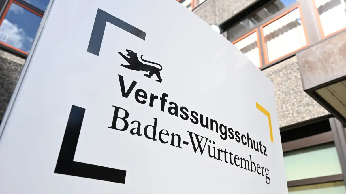 Verfassungsschutz Baden-Württemberg: 01.07.2026, Baden-Württemberg, Stuttgart: Ein Schild mit der Aufschrift "Verfassungsschutz Baden-Württemberg" steht vor dem Gebäude des Verfassungsschutz. Ein Strom- und Netzausfall hat den Verfassungsschutz BW teilweise lahmgelegt. Foto: Bernd Weißbrod/dpa +++ dpa-Bildfunk +++