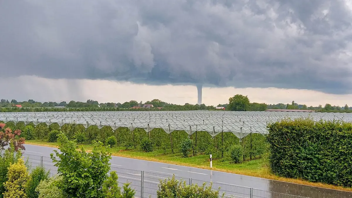 Ein Tornado ist am Mittwochmittag vor Friedrichshafen über den Bodensee gezogen.