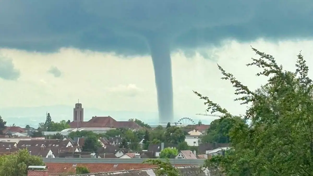 Ein Tornado ist am Mittwochmittag vor Friedrichshafen über den Bodensee gezogen.