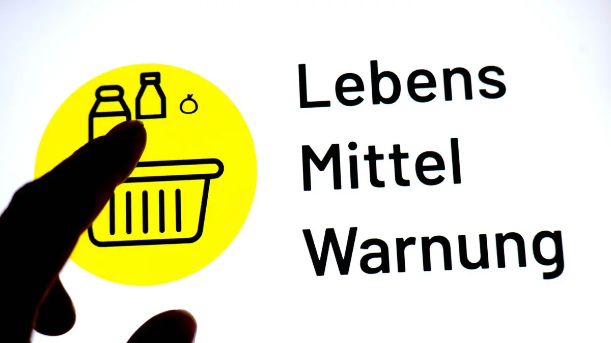 Lebensmittelwarnung: ILLUSTRATION - 17.03.2026, Bremen: Eine Person hält einen Finger vor einen Monitor, auf dem das Logo der App «Lebensmittelwarnung» zu sehen ist. (zu dpa: «Rückruf für Bratklopse - Gefahr durch Metallteile») Foto: Sina Schuldt/dpa +++ dpa-Bildfunk +++