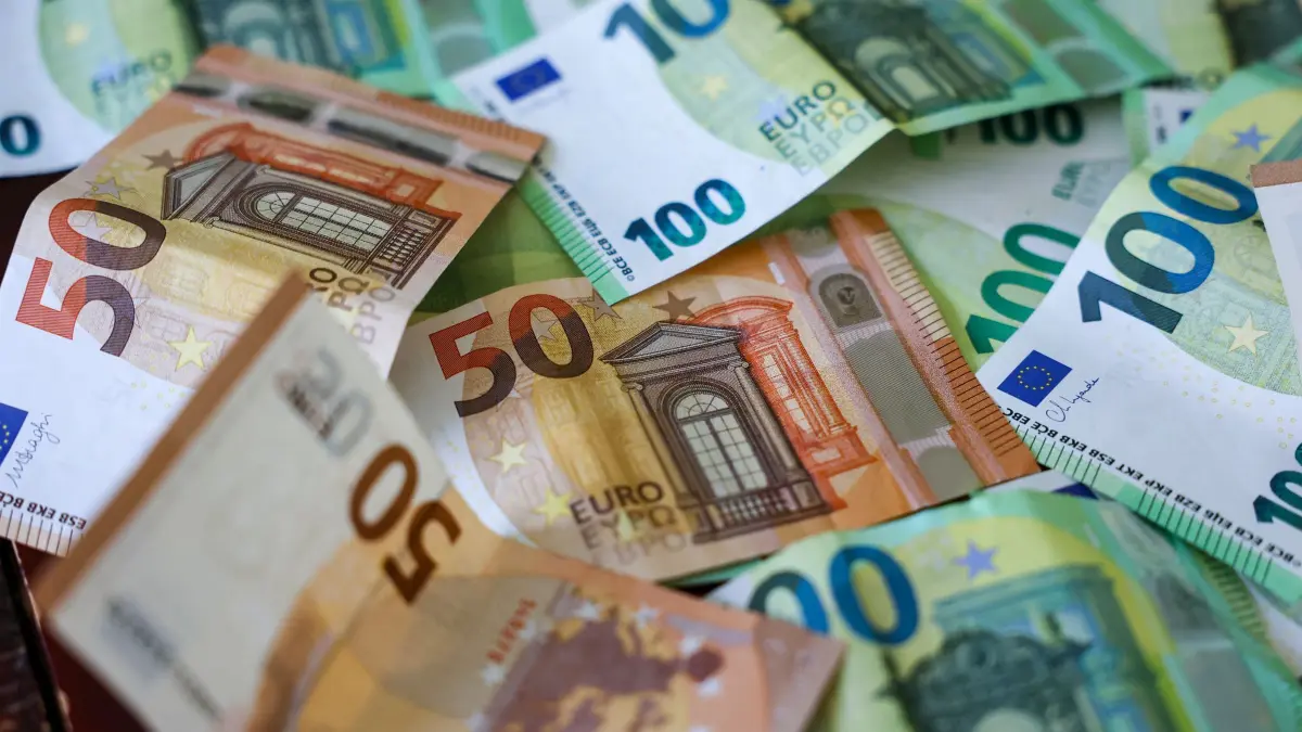 Bargeld: ARCHIV - 18.01.2026, Sachsen, Leipzig: Mehrere Hunderter und Fünfziger Euro Geldscheine liegen auf einem Tisch. (zu dpa: «Kommunen können jetzt Geld für Investitionen beantragen») Foto: Jan Woitas/dpa +++ dpa-Bildfunk +++