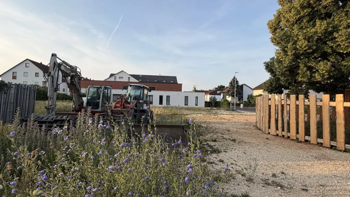 Die Maschinen sind schon da, die alte Linde ist geschützt: Der Bau des Stadtteilplatzes in Pfuhl kann losgehen.