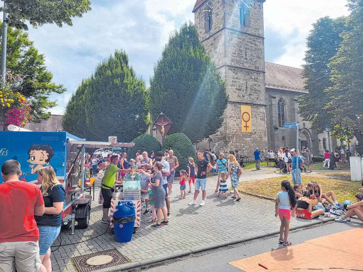 Beim Hirschauer Straßenfest am Samstag, 4. Juli, herrscht ab 15 Uhr Halligalli in der Ortsmitte mit viel Musik und Unterhaltung. Rund um die St. Aegidius Kirche ist ein buntes Kinderprogramm geboten. ⇥Archivbilder: Gemeinde Hirschau