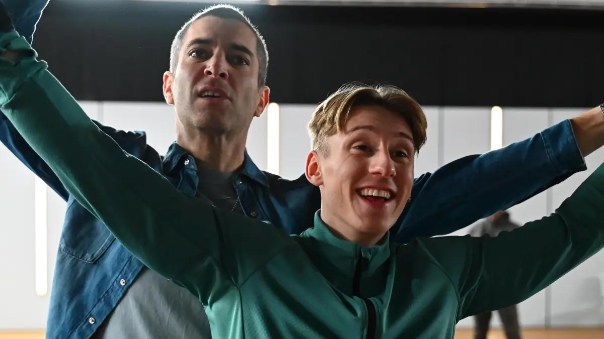 Dragan (Florian Thunemann, l.) und Lennox (Leif Lunburg) sind wieder vereint.