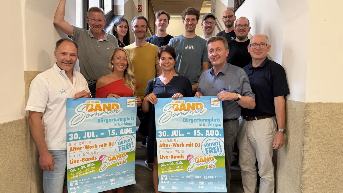 Freuen sich auf einen tollen Albstädter Band Sommer 2026: Martin Braun (Be Save), Stefanie Burggraf (Albstadtwerke), Marion Gulde (Volksbank Zollernalb), Oberbürgermeister Roland Tralmer, Kulturamtsleiter Martin Roscher (1. Reihe von links), Thomas Strobel (Mebold Getränke), Dominique Brandt (Kulturfabrik), Paul Weise (Cube Store), Mike Müller (2. Reihe von links), Meltem Tosun (Tosun GmbH), Michael Karle, Julian Köhnlein (Kulturamt) und Florian Wagner (3. Reihe von links).