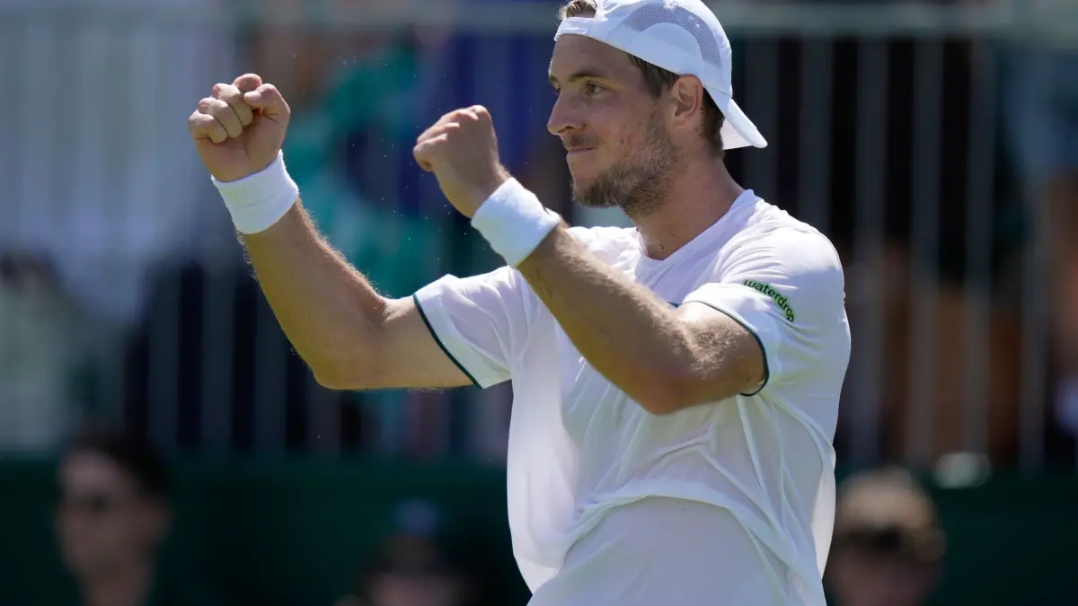 Wimbledon: 02.07.2026, Großbritannien, London: Tennis, Grand Slam, Einzel, Männer, 2. Runde. Nakashima (USA) - Struff (Deutschland). Jan-Lennard Struff jubelt über seinen Sieg. Foto: Brian Inganga/AP/dpa +++ dpa-Bildfunk +++